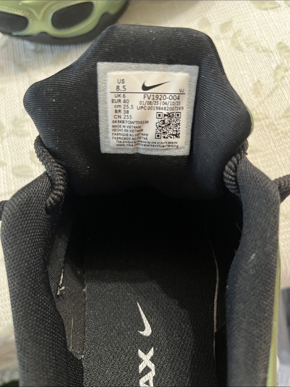 Like NEW Women's Nike Air Max
Muse Athletic Shoes Black/Oil
Green MSRP $170 - Picture 5 of 5